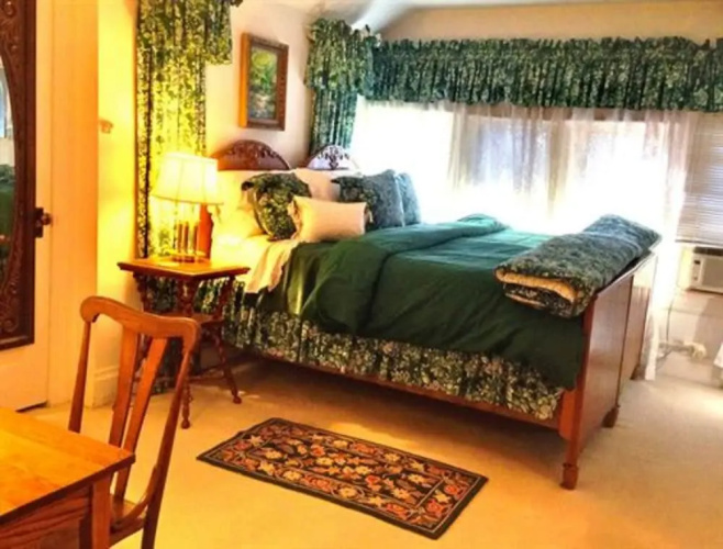 Brass Pineapple Inn