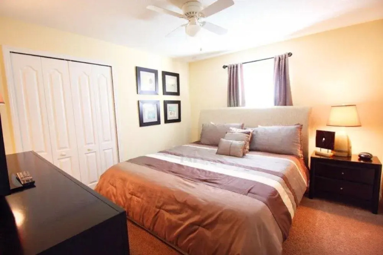 5 Bedrooms townhouse by RedAwning