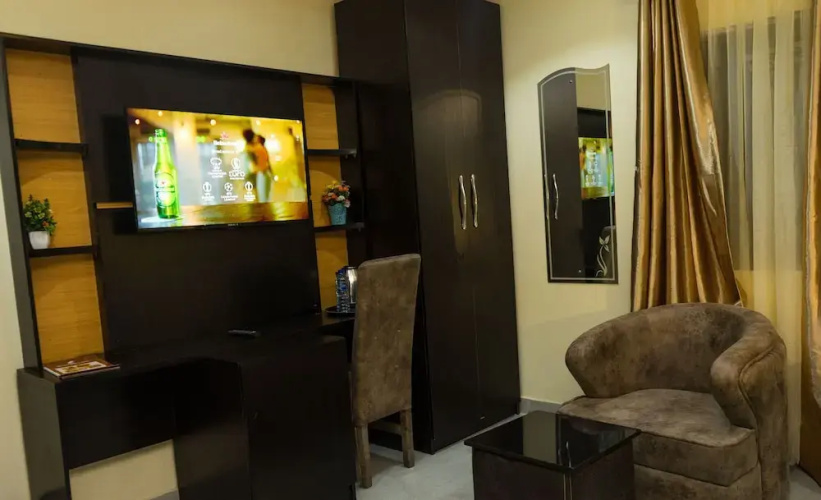 Iris Gold Suite
