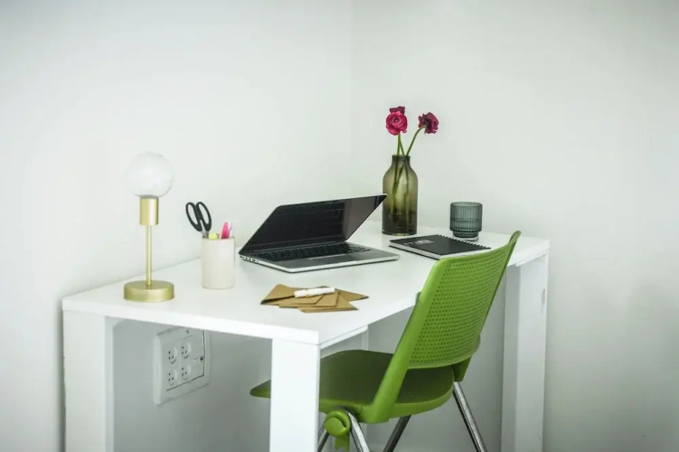 Studio apt w balcony and Kitchen