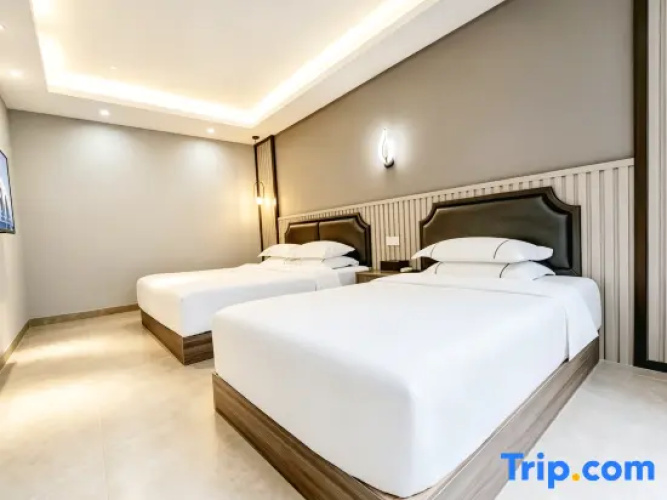 Deluxe Family Suite with pool view