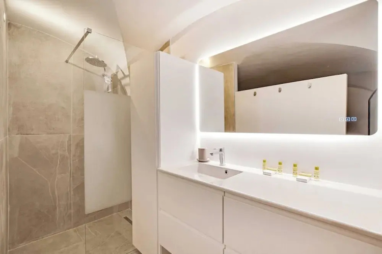 Authentic Apartment - 2br/4p - Monnaie