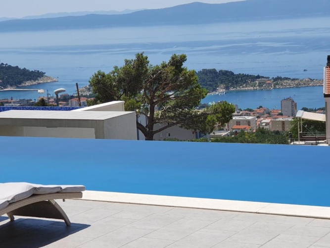 4 Bedrooms Villa