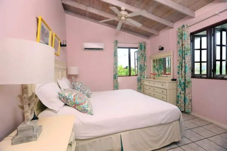 Bella Vista 3 Bedroom Home by RedAwning
