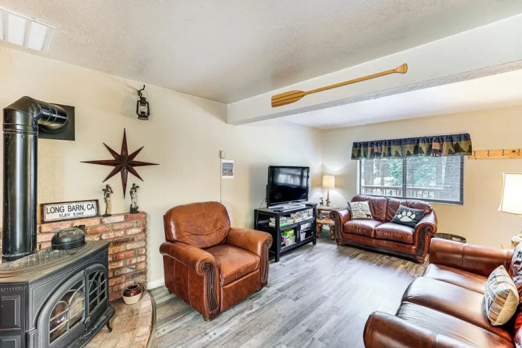 Long Barn Cabin w/ 2 Decks Near Skiing!