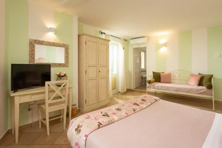 Standard Triple room with garden view