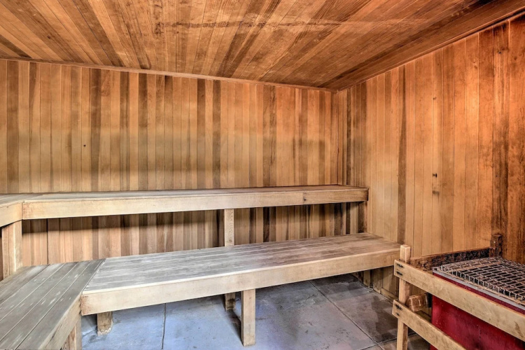 Ski Shuttle & Pool: Modern Silverthorne Condo!
