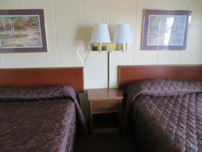 Deluxe Inn - Council Bluffs