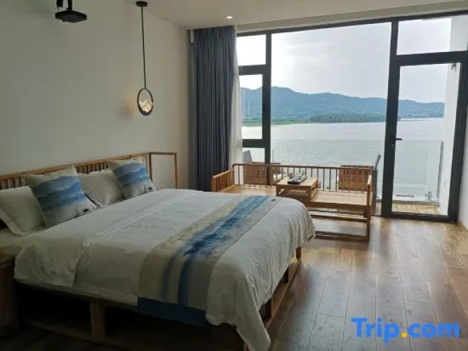 Standard room with lake view