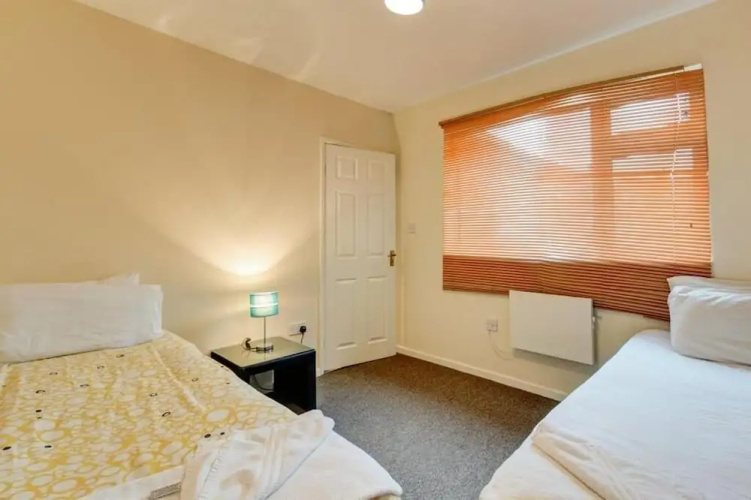 Commodore Hotel & Suites