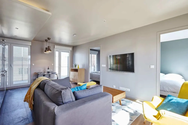 Stunning 2BR Home With Balcony in Batignolles