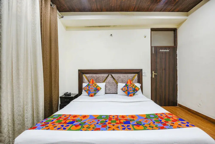 Fabhotel Royal Inn