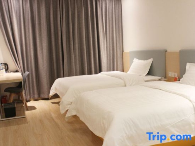 Standard Twin room with city view