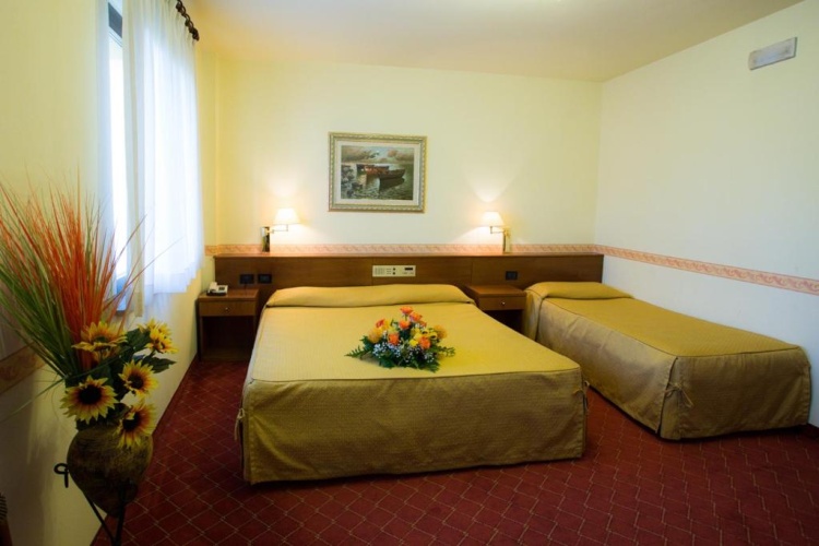 Standard Triple room