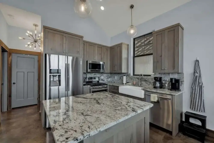 West End Nest With Hot Tub!