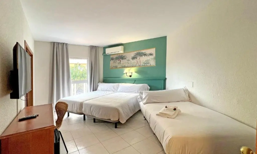 Standard Triple room