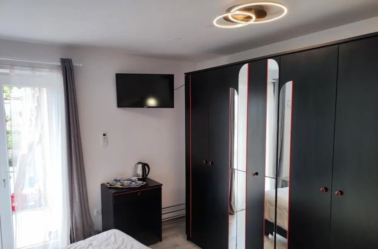 Apartment and Room Bitinada