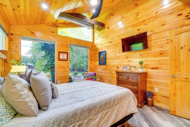 3 Mi to Dollywood: Peaceful Cabin w/ Deck