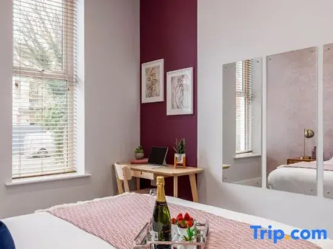 Spacious Seaside 2-Bed Apt w/ Free Gym & Parking