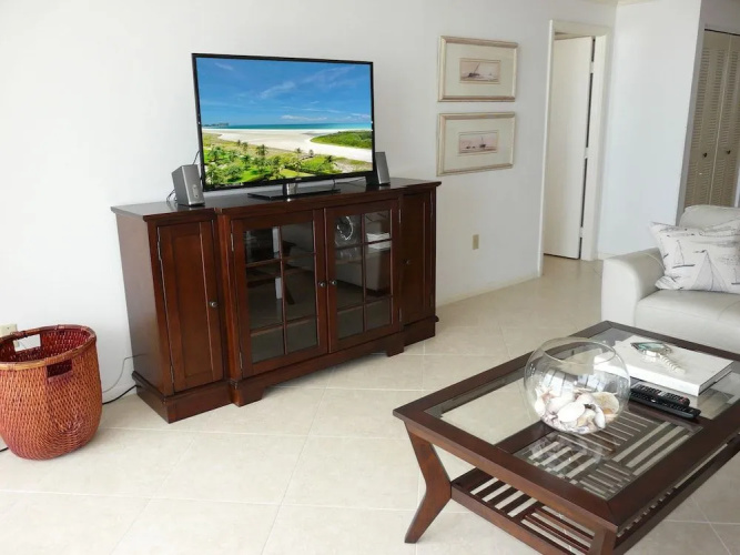Eye-catching Beachfront Condo With Pool and Nice Views