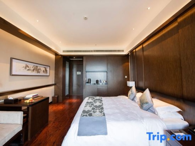Grand Double room with lake view
