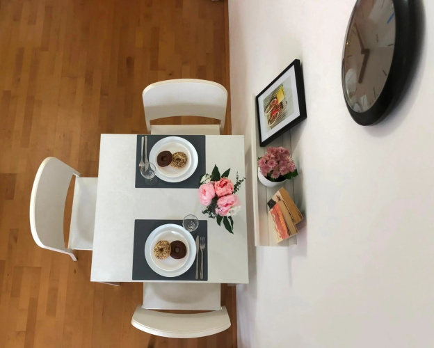 New, bright apartment near the metro!
