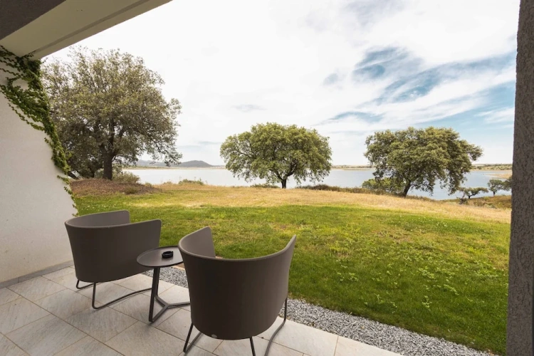 Standard Twin room with lake view