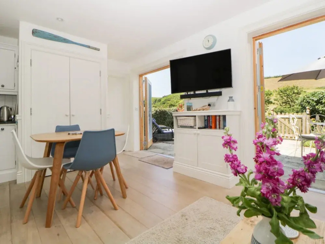2 Garden Apartment