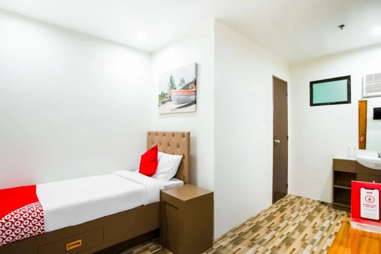 Deck 360 Dormitel by OYO Rooms