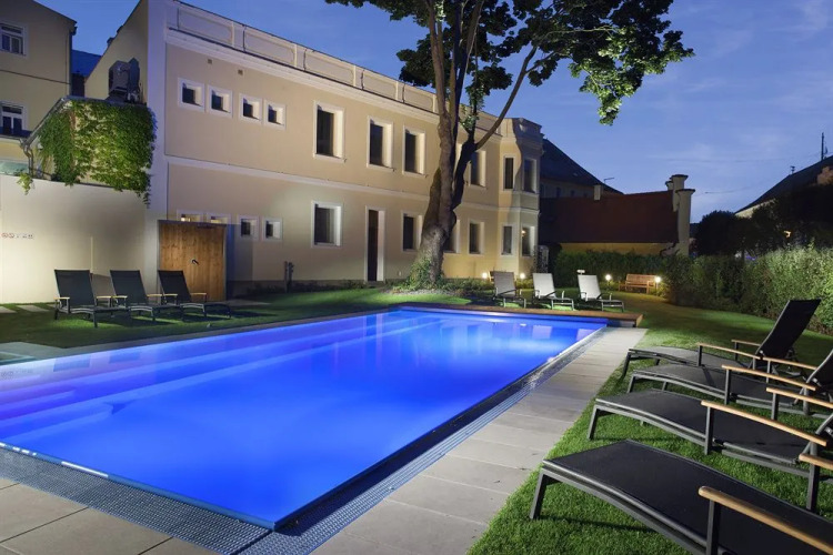 Hotel Reza Over view