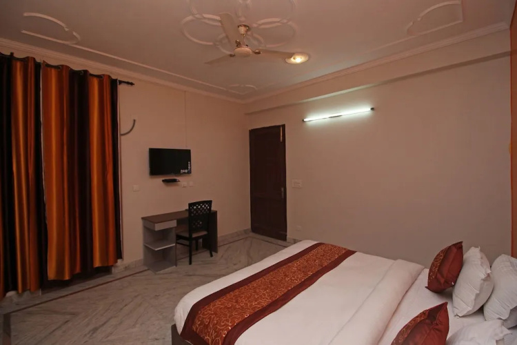 OYO 9075 Petals Inn
