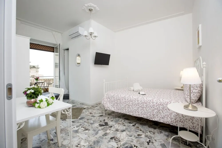 Deluxe room with balcony and with ocean view