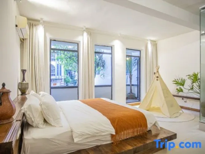 Deluxe Double room with balcony and with courtyard view