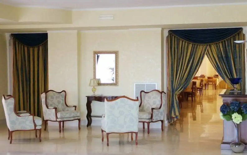 Royals Gate Hotel
