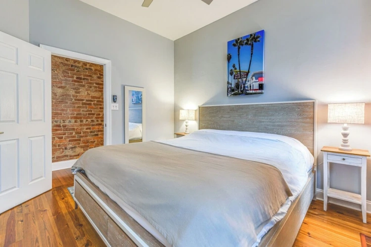 2 Bedrooms Apartment