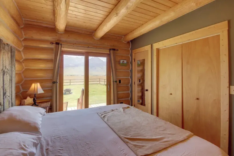Yellowstone Cabin w/ Stunning Mountain Views