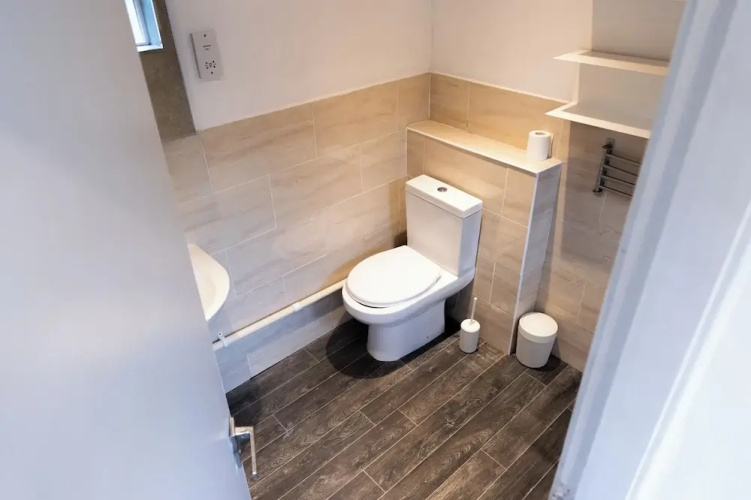 Wolverhampton - 4 Bed House - Free Parking