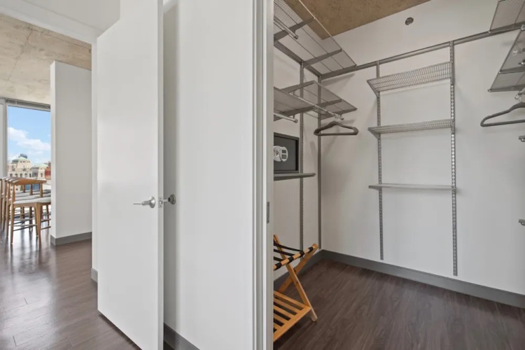 Loop City Views 2BR Apt Near Riverwalk