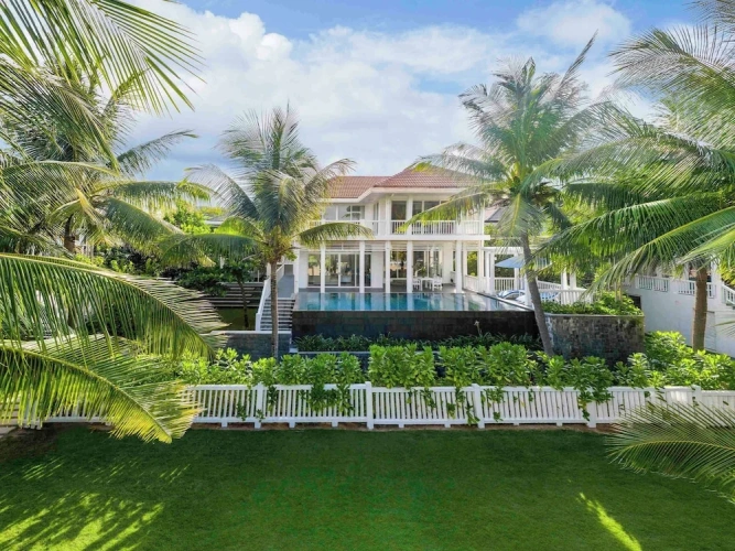 4 Bedrooms Villa beachfront