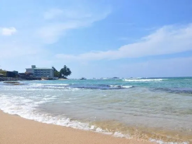 Hikka Beach Flat