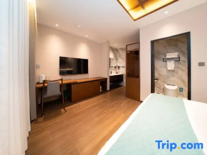 Standard Double room with street view