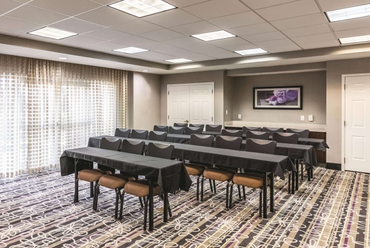La Quinta Inn & Suites by Wyndham Orlando Airport North photo 21