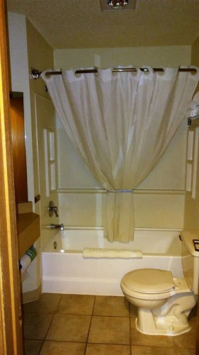 Days Inn & Suites by Wyndham Williamsburg IA North