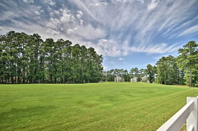 Centrally Located Studio w/ Pool in Myrtle Beach