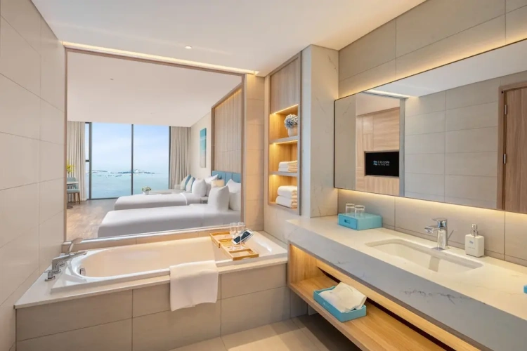 Premier Twin room with bay view