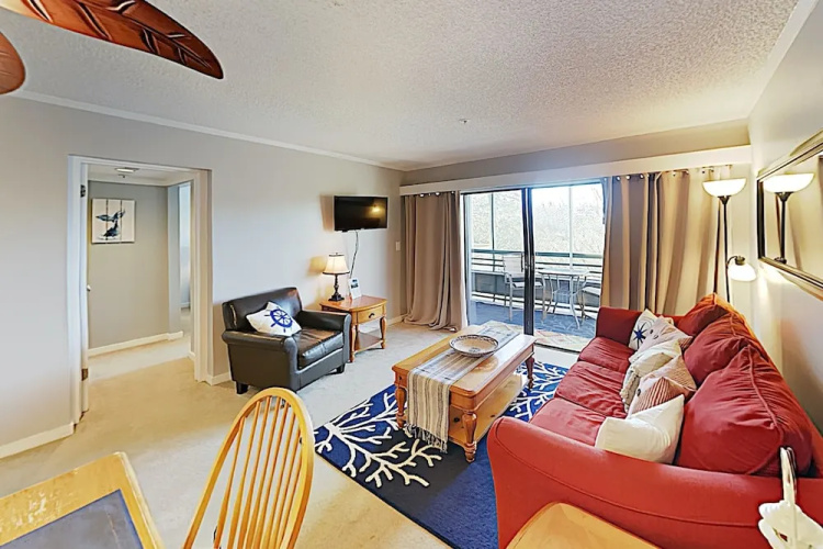 New Listing! Top-floor - Pool, Walk To Beach 2 Bedroom Condo