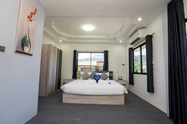 3 Bed 3 Bath Villa 400m to the Beach Sleeps 10