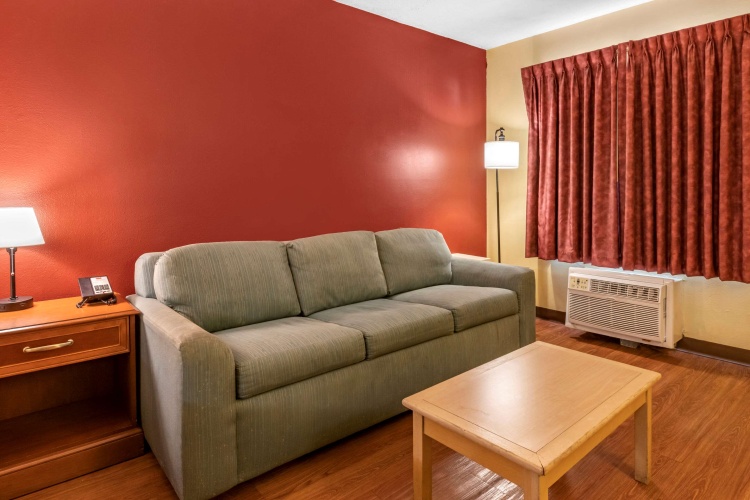 Econo Lodge Inn & Suites Maingate Central photo 6
