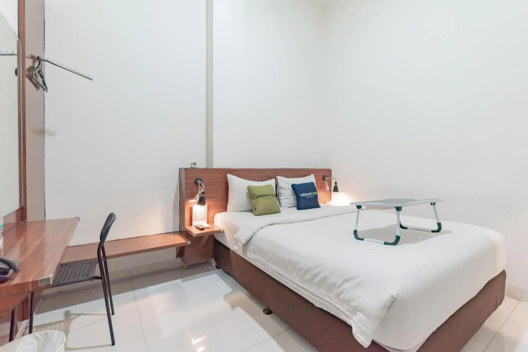 OYO Flagship 1308 Darmo Residence