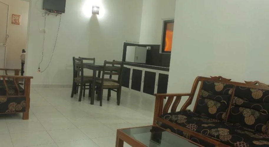 Tharusha Holiday Inn